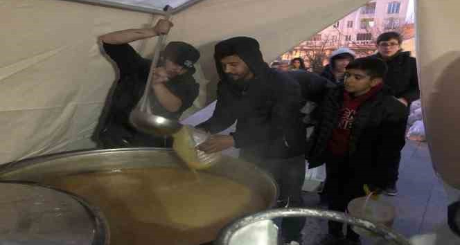 Hakkari ekibi deprem bölgesinde yemek dağıtımına başladı