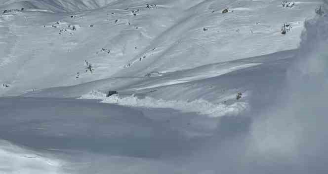 Hakkari’de 113 iş makinesiyle yollar tek tek açıldı