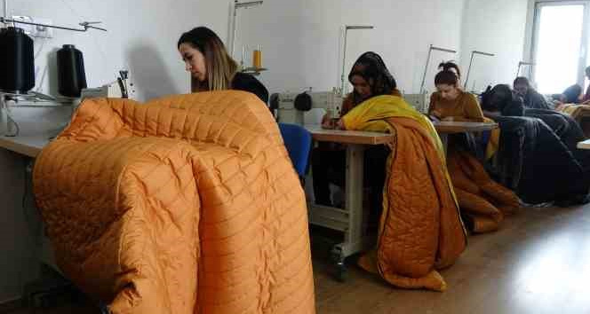 Yüksekovalı kadınlar depremzedeler için uyku tulumu dikiyor