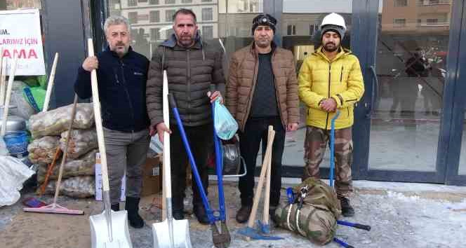 Hakkârili vatandaşlar ellerine kazma, kürek alıp deprem bölgesinin yolu tuttular