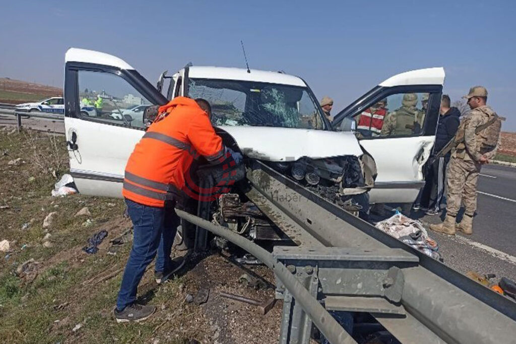 Mardin’de kamyonet bariyerlere ok gibi saplandı: 2 ölü, 3 yaralı