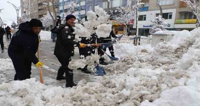 Hakkari Belediyesi kar küreme timi iş başında