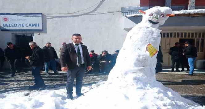 Esnaf kar yağışını eğlenceye dönüştürdü