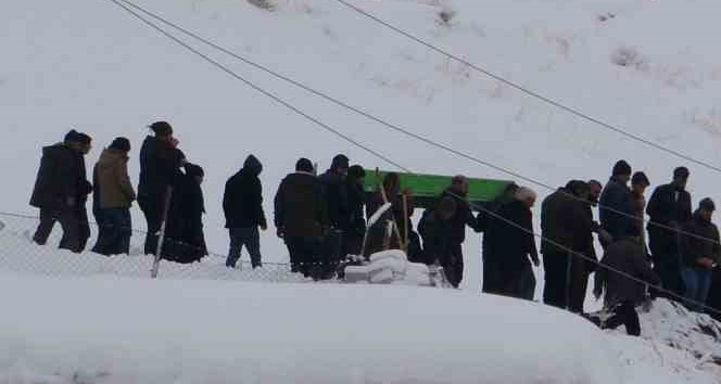 Depremde hayatını kaybeden anne ve 2 çocuğu gözyaşları arasında toprağa verildi