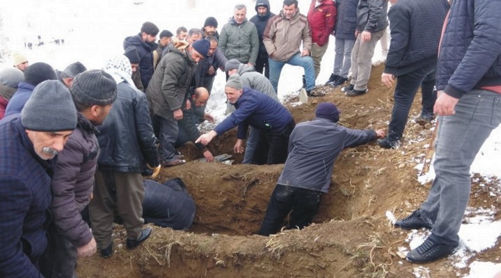 Anne Selcan, Kızı Ve Oğlu Gözyaşları İçinde Yüksekova’da Yan Yana Toprağa Verildi