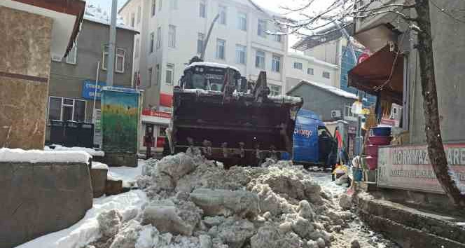 Çukurca Belediyesi’nden kar temizleme çalışması