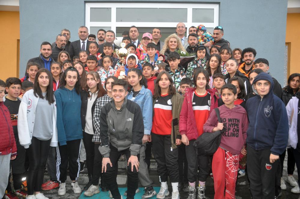 33 madalyayla dönen Yüksekovalı sporculara davul zurnalı karşılama