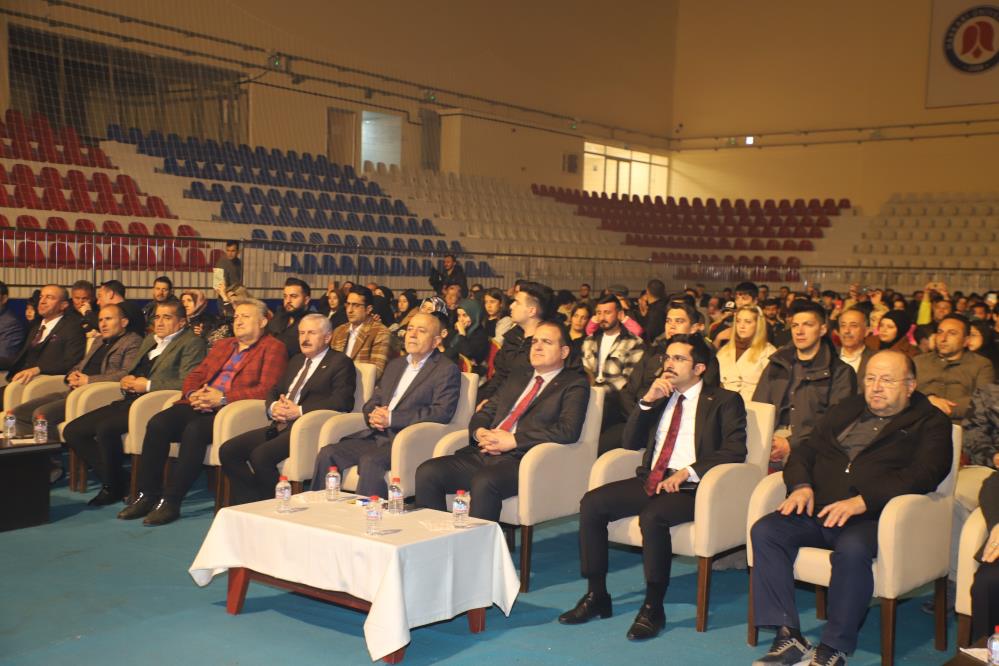 Hakkari’de depremzedeler için dayanışma konseri düzenlendi