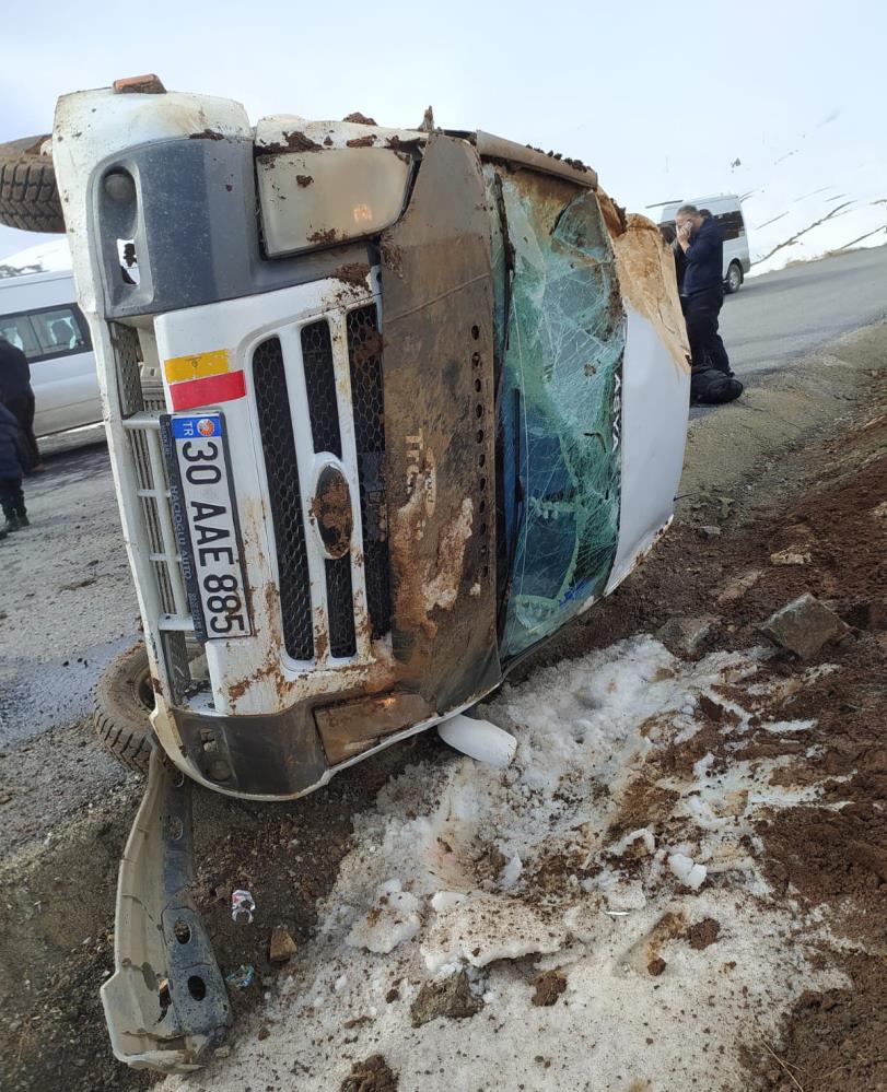 Hakkari’de öğrenci servisi devrildi: 4 yaralı