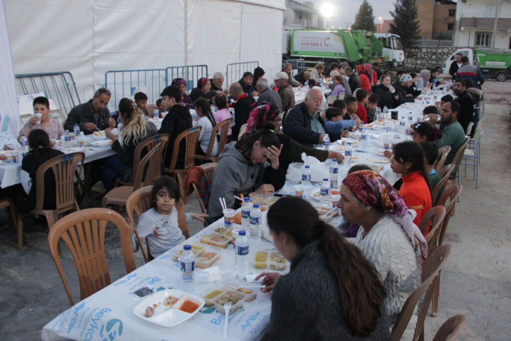 Deprem bölgesinde ilk iftar