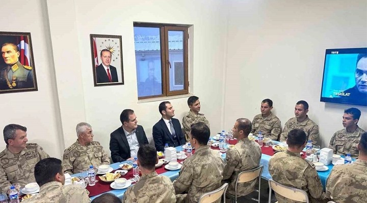 Vali Akbıyık ve Jandarma Genel Komutanı Orgeneral Çetin iftarını askerlerle açtı