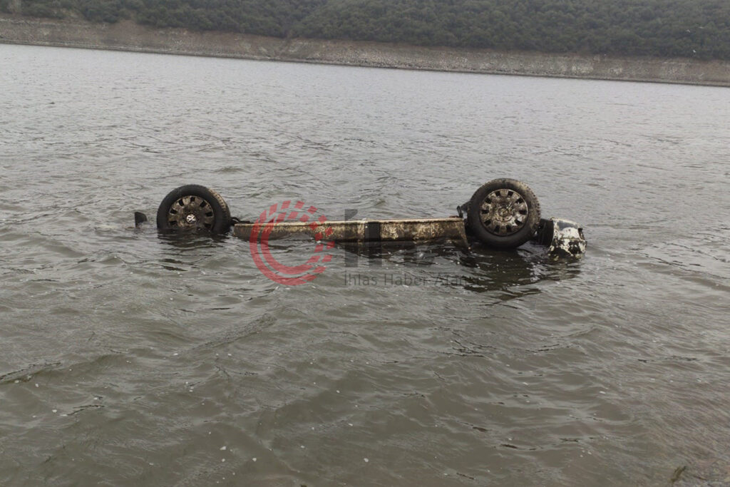 Alibey Barajı’nda batık halde olan araçlar sular çekilince yüzeye çıktı