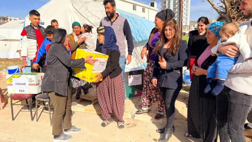 AK Kadınlar deprem bölgesine 133 koli mutfak seti gönderdi