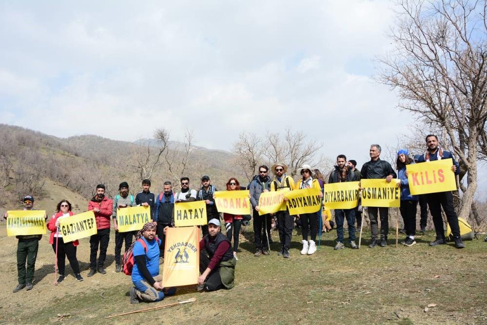 11 ilin isminin yazıldığı pankartlarla doğa yürüyüşü