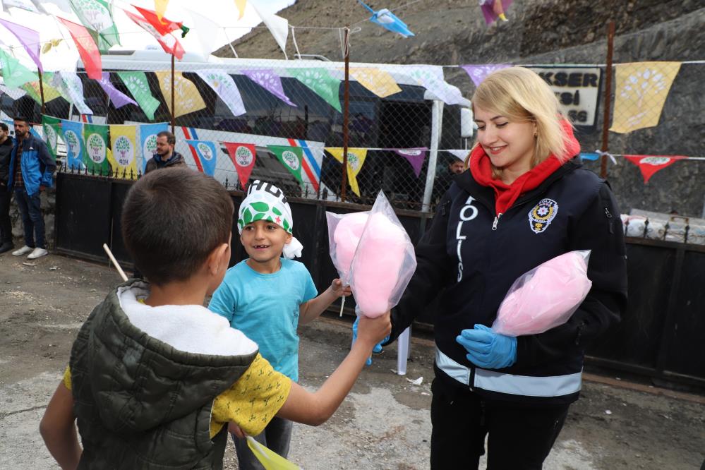 HDP’nin nevruz kutlamasına katılan çocuklara polisten pamuk şekeri ikramı