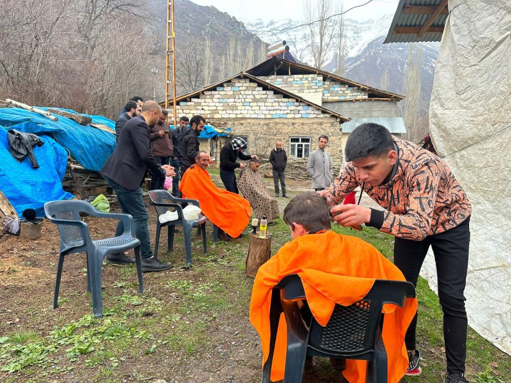 Gönüllü öğrenciler köy çocuklarını ücretsiz tıraş etti