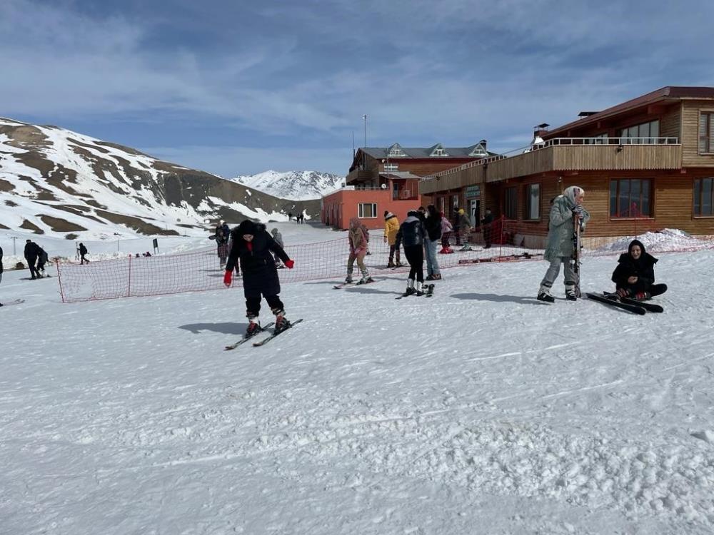 Depremzede çocukların kayak heyecanı