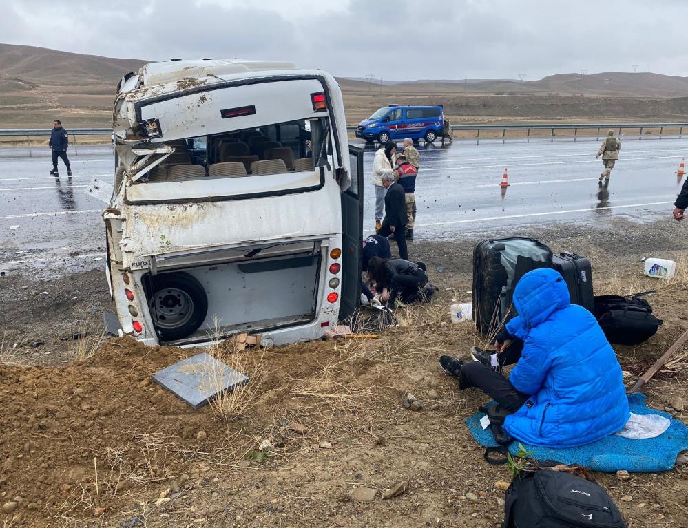 Van’da sporcuları taşıyan midibüs devrildi: Çok sayıda yaralı var