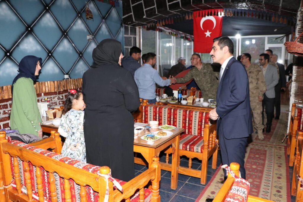 Derecik’te  şehit ve gazi ailelerine iftar yemeği verildi