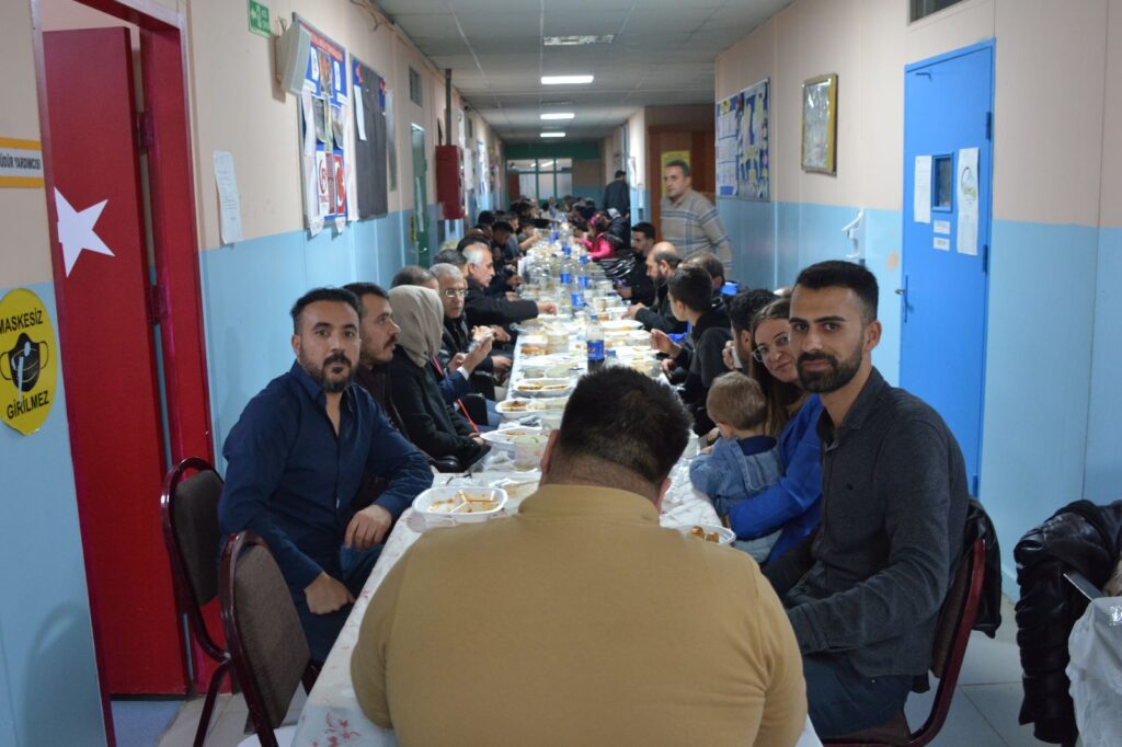 Mevlana Mesleki ve Teknik Anadolu Lisesi’nden depremzede öğrenci ve ailelerine iftar yemeği