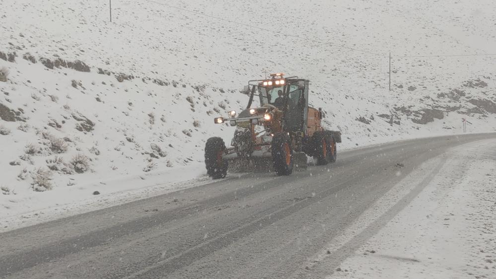 Van’da kar yağışı 2 bin 730 rakımlı Güzeldere Geçidi’nde trafiği olumsuz etkiliyor