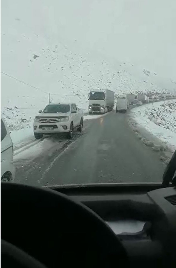 Kar yağışı ulaşımı aksattı