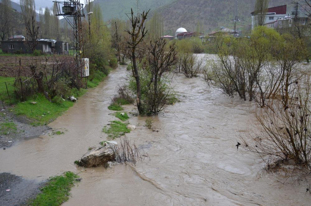 Şırnak’ta sağanak yağış köprüleri yıktı, yolları kapattı