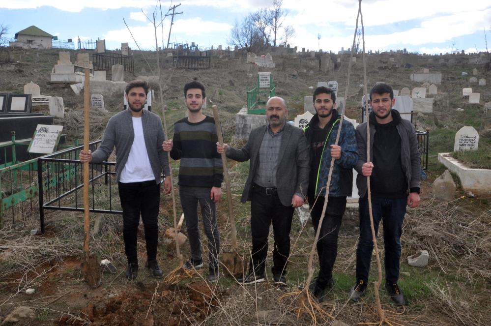 Örnek öğretmen öğrencileriyle mezarlıkta 100 fidan dikti