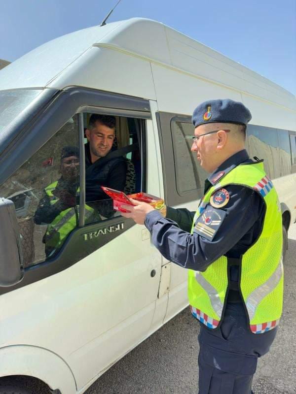 Jandarma ekipleri sürücülerin bayramını kutladı