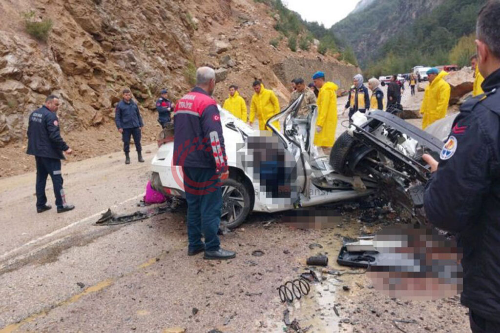 Adana’da otomobilin üzerine kaya parçası düştü: 4 ölü