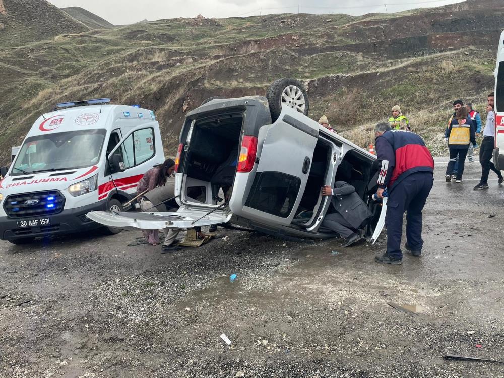 Hakkari’de trafik kazası: 1’i ağır 5 yaralı