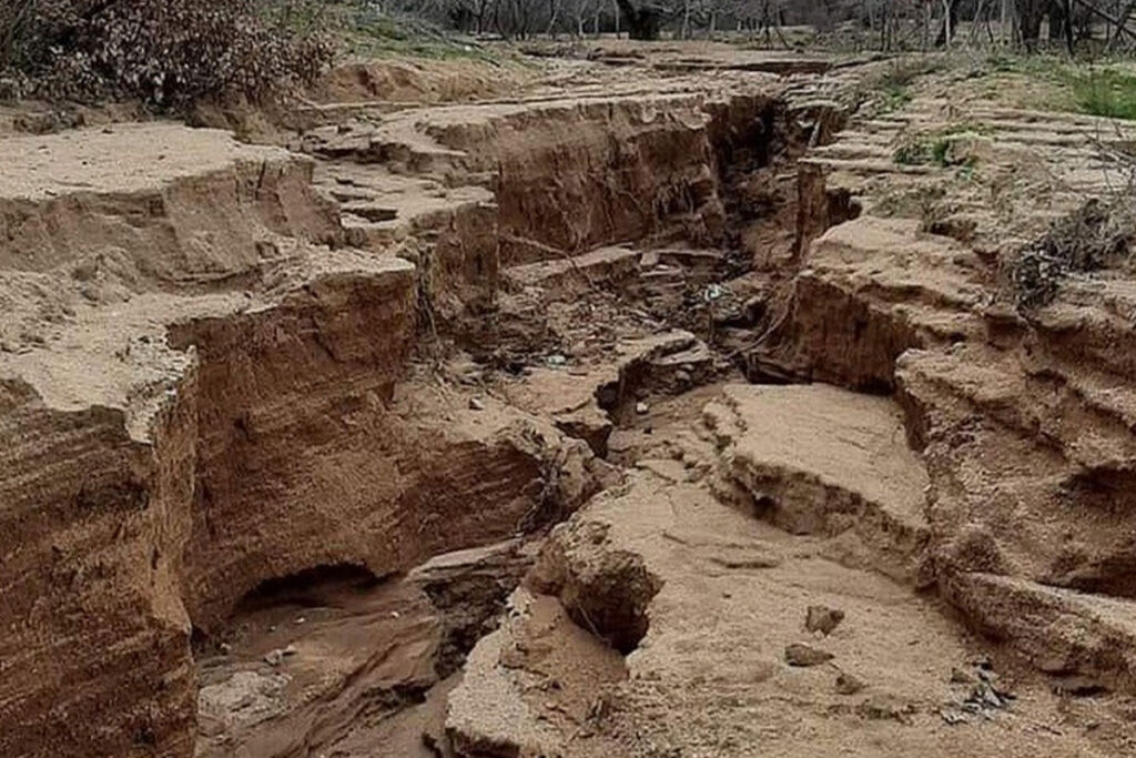 Elazığ’da aşırı yağışlar sonrası köy yolu yarıldı