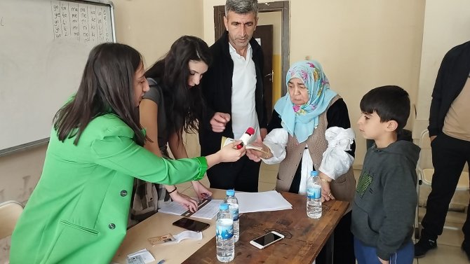 Hakkari’de oy verme işlemi başladı