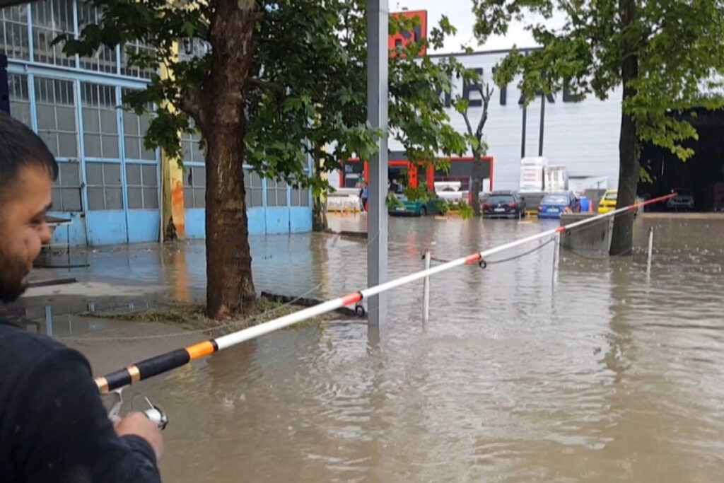 Edirne’de araçlar mahsur kaldı, vatandaş göle dönen yola olta attı