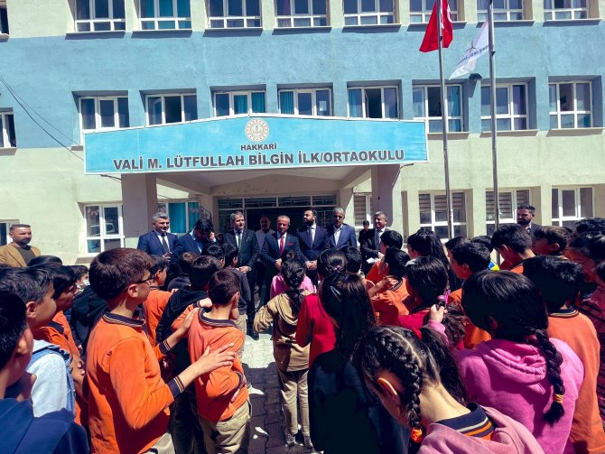 Hakkari’de başarılı öğrenciler ödüllendirildi