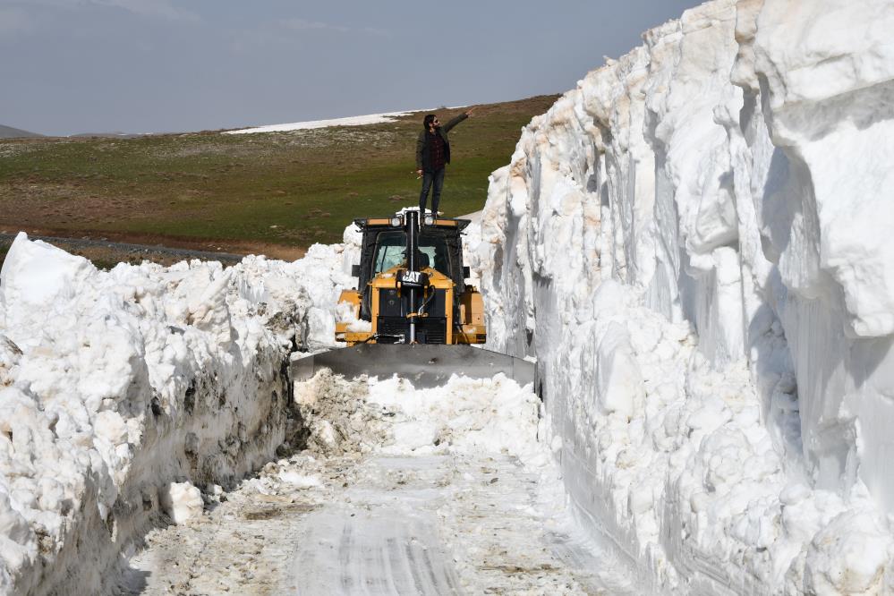 Şırnak’ta göçerlerin kullandığı karla kaplı yollar açılıyor