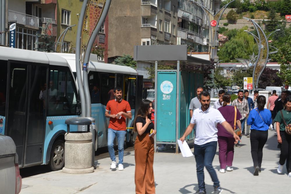 Hakkari Belediyesi YKS adalarını ücretsiz taşıdı