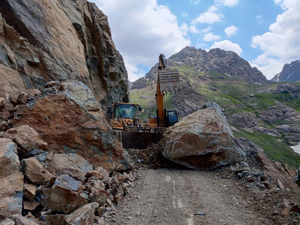 Yola düşen dev kayalar temizlendi