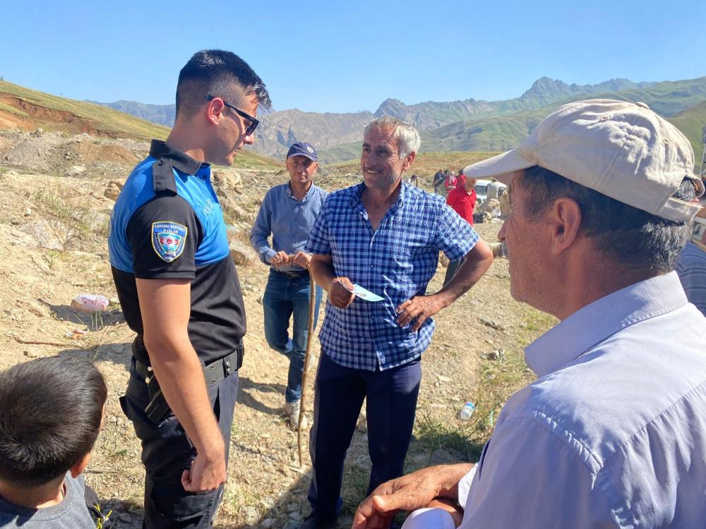 Hakkari polisi sahte para konusunda bilgilendirme yaptı