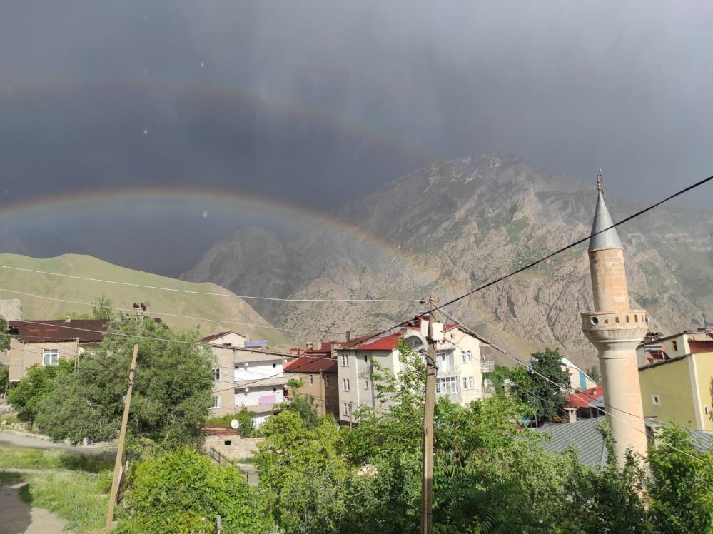 Hakkari’de gökkuşağı güzelliği