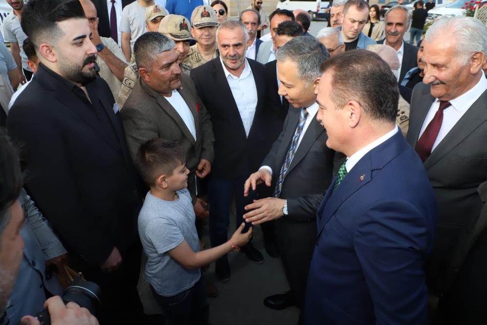 İçişleri Bakanı Yerlikay’a Hakkari’de sevgi seli