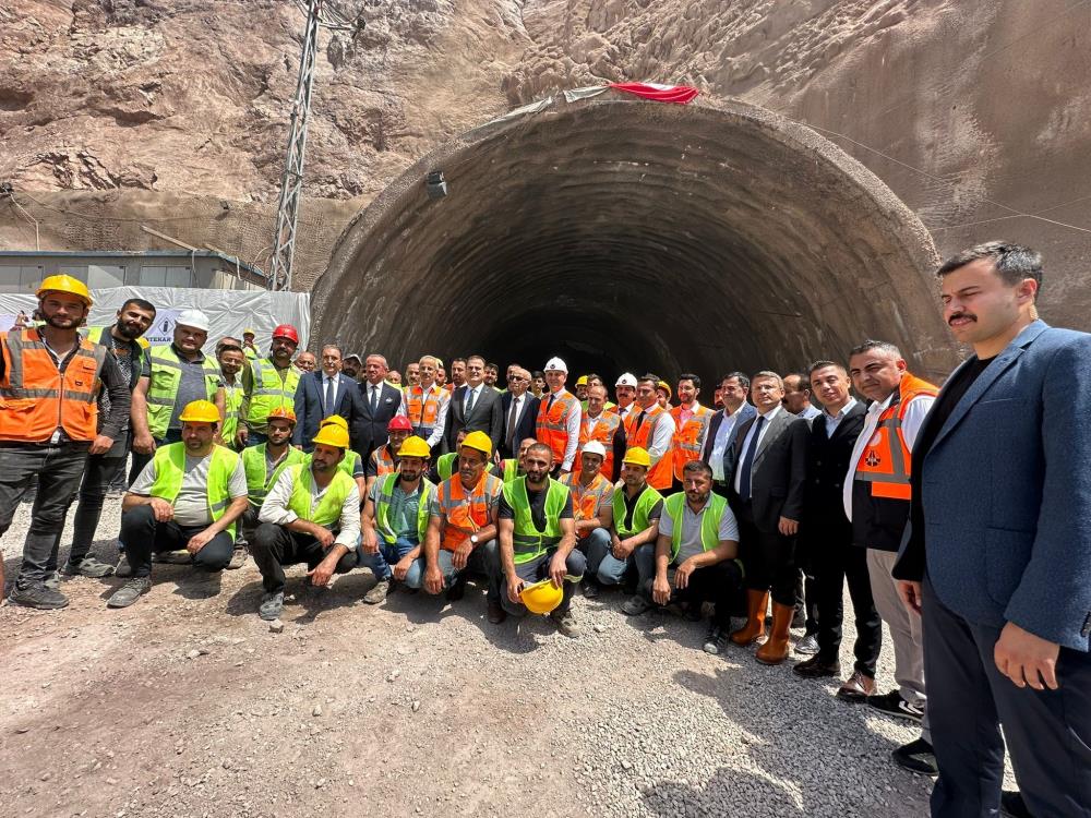 Yeniköprü-Yüksekova tünelinde ışık göründü