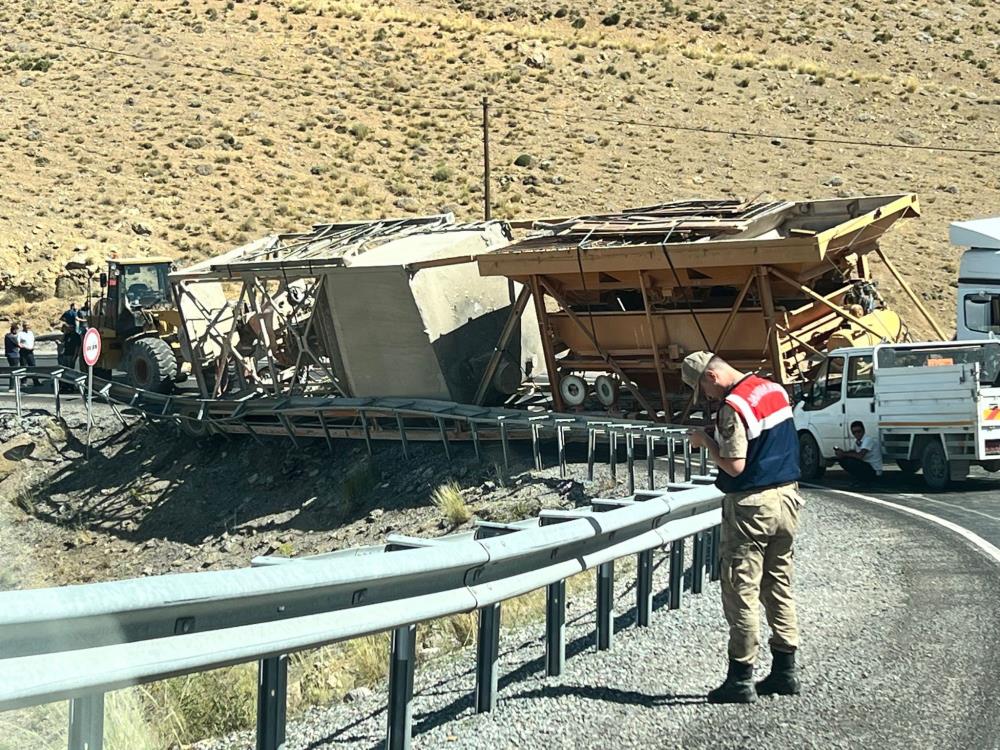 Tıra yüklü malzemeler devrildi: Yol ulaşıma kapandı