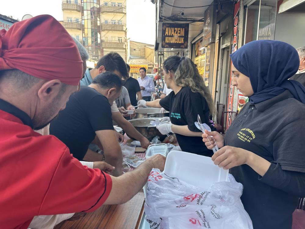 Yüksekova’da aşure dağıtımına yoğun ilgi