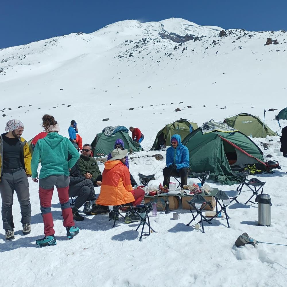 Yabancı turistler Ağrı Dağı zirvesinde