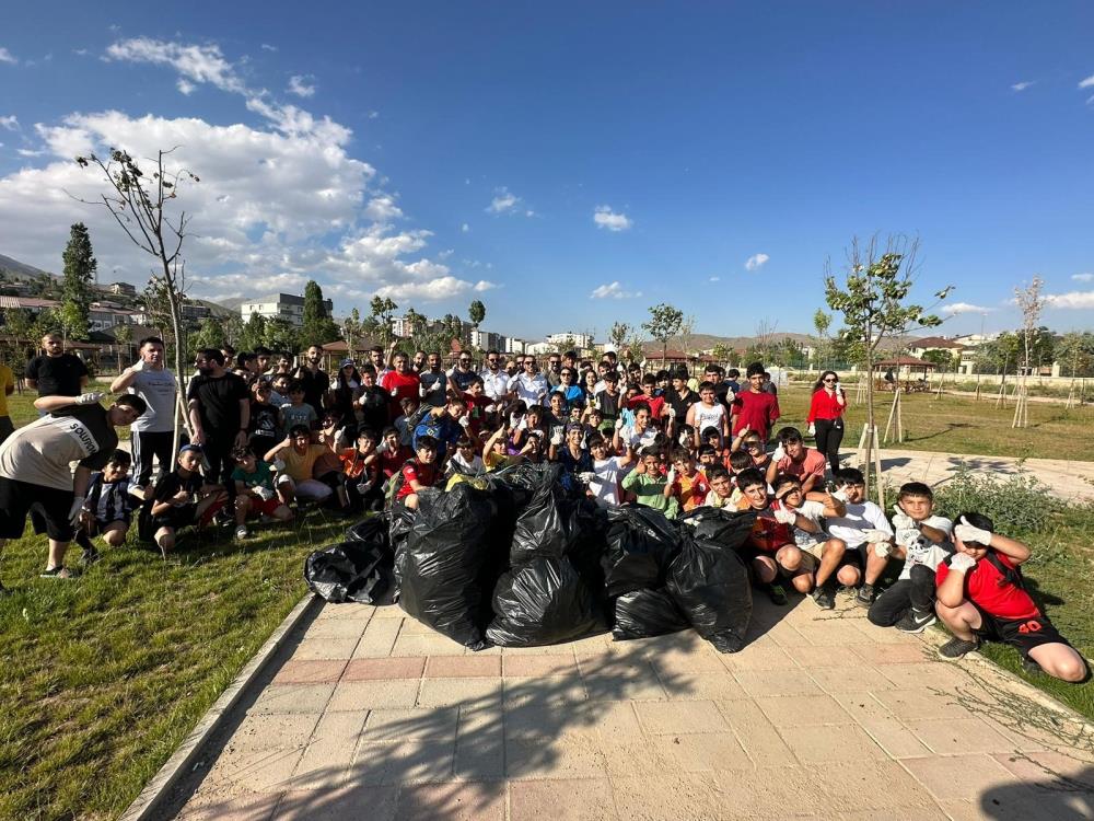 Yüksekovalı 200 sporcu çevre temizliği yaptı