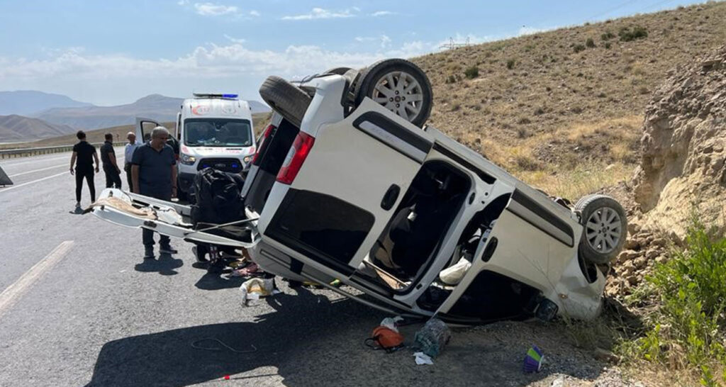 Van-Hakkari yolunda trafik kazası: 5 yaralı