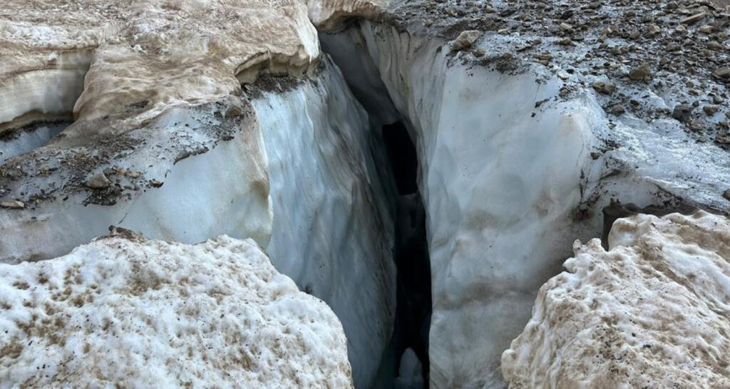 Cilo’da buzul kırıldı, 4 kişi oluşan çukura düştü