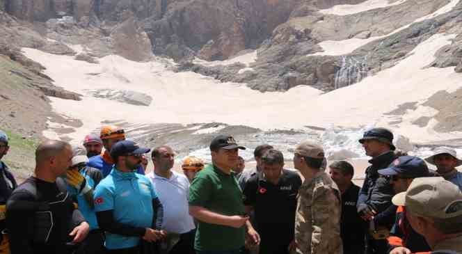 Vali Akbıyık buzul bölgesinde incelemelerde bulundu