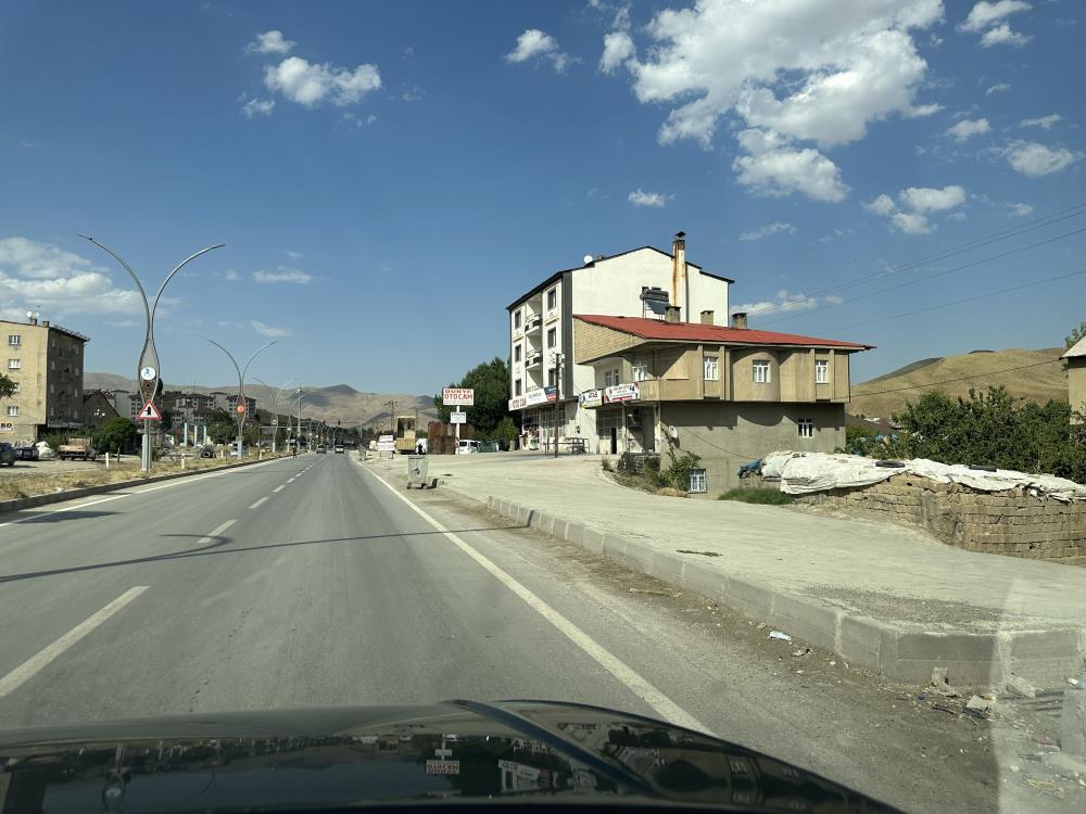 Yüksekova’da sıcaklık 40 dereceyi geçti, yollar ve parklar boş kaldı